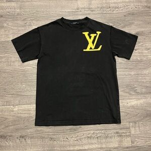 Louis Vuitton staggered LV Logo tee